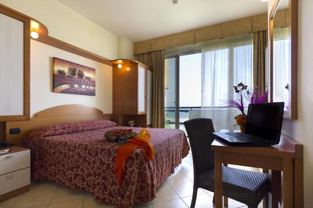 Hotel Palm Beach B&B Sea View Rimini Bagian luar foto