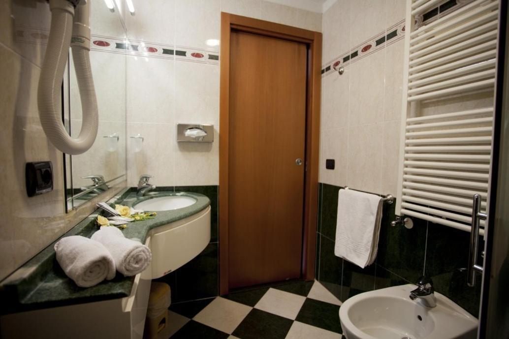 Hotel Palm Beach B&B Sea View Rimini Bagian luar foto