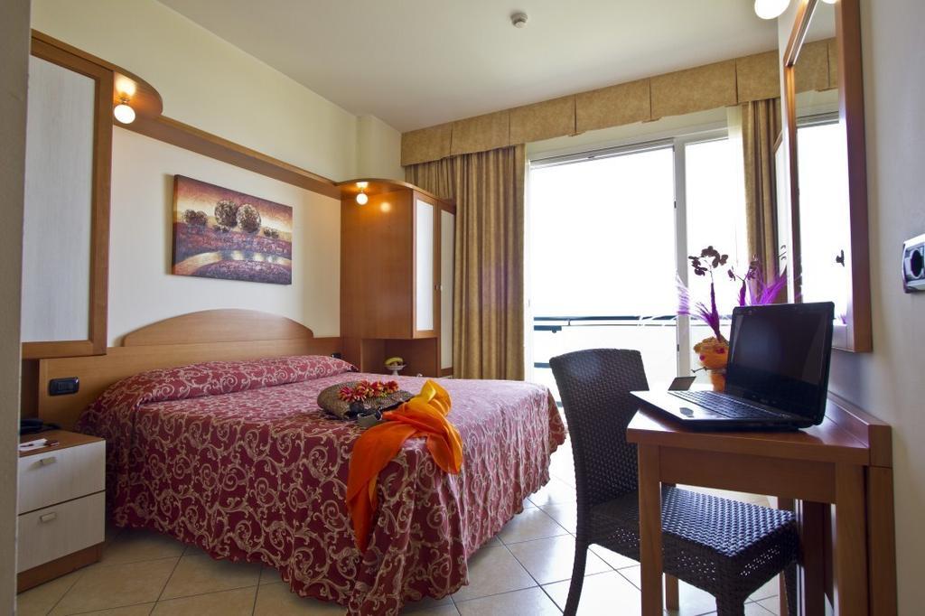 Hotel Palm Beach B&B Sea View Rimini Bagian luar foto